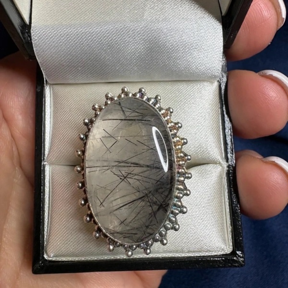 Elegant Silver and Black Gemstone Ring